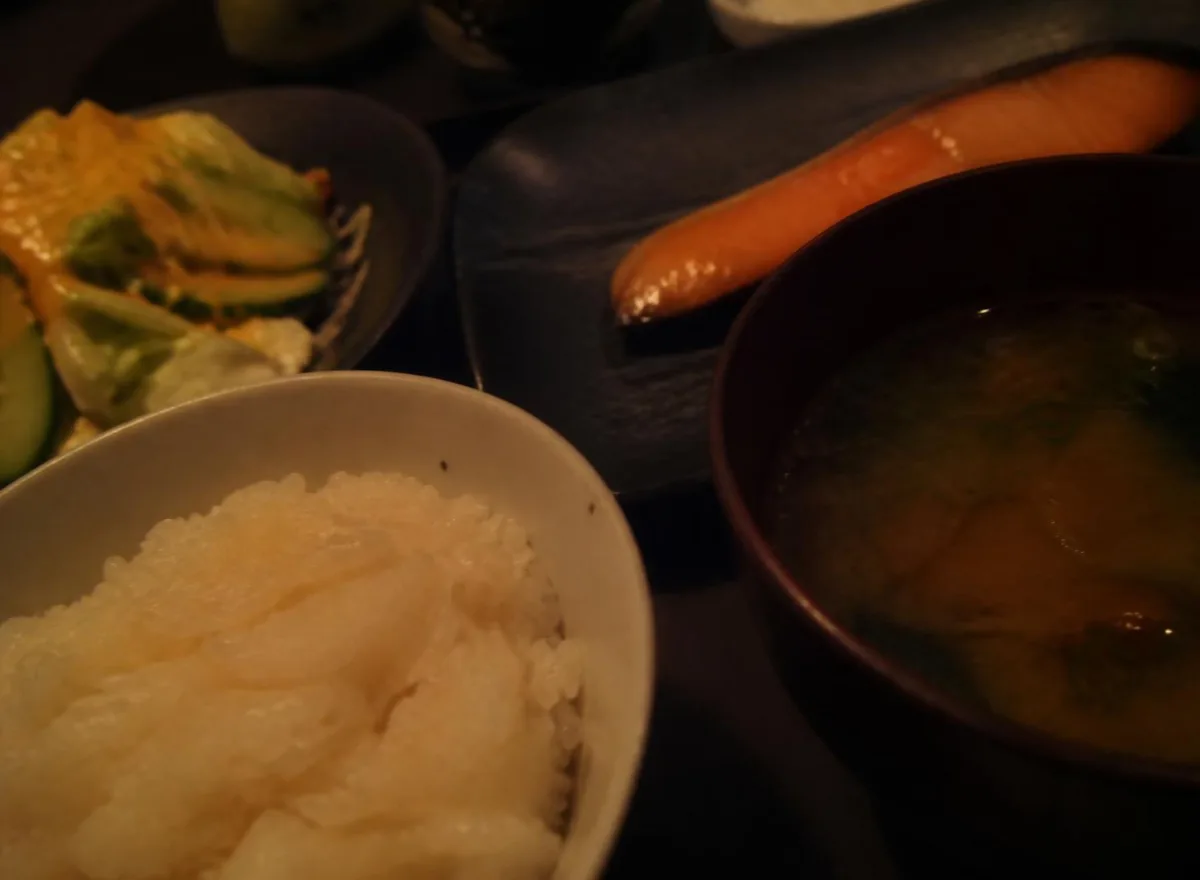 暗く斜めから撮り、器が見切れた食事写真