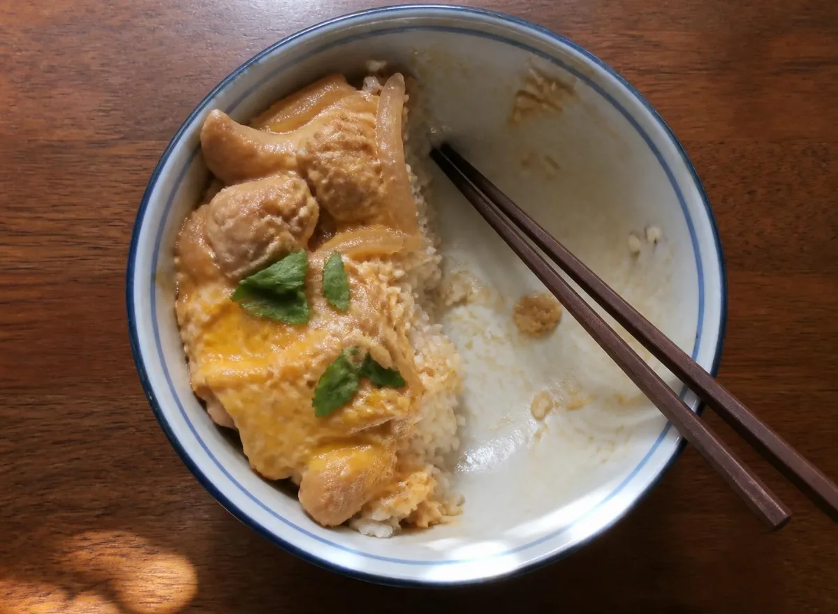 半分食べたあとの丼の写真